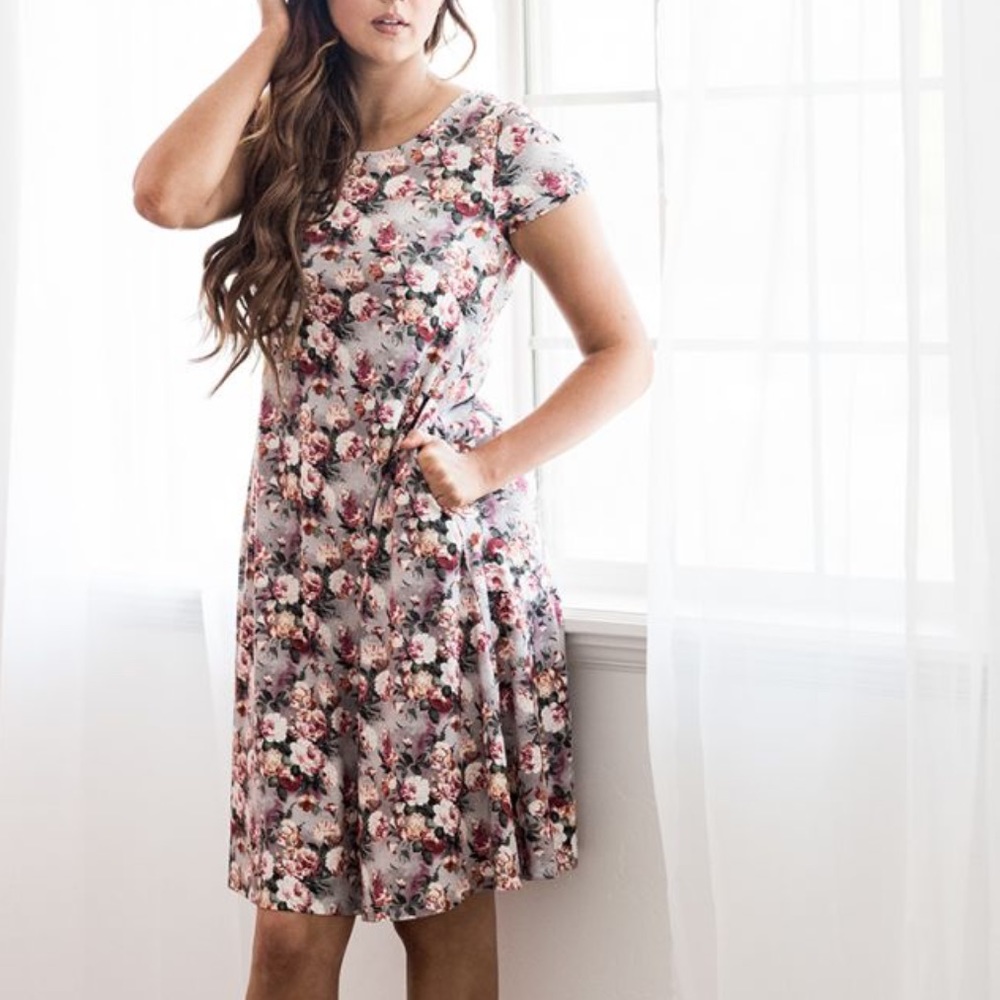 ❤Beautiful floral swing style dress with pockets ❤
